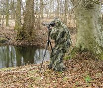 Ghillie suit og etbenet jagtstol